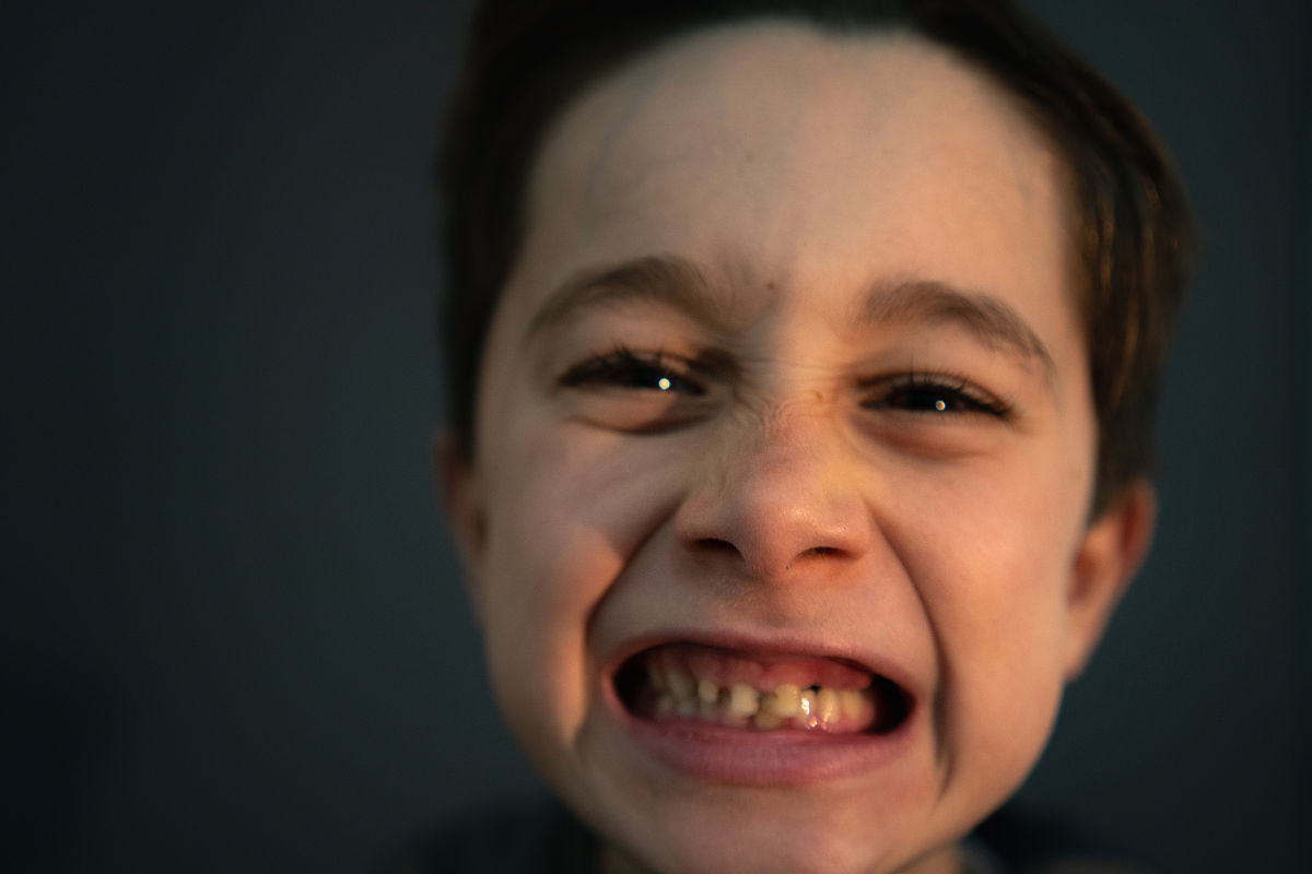 小孩爱咬下嘴唇是怎么纠正