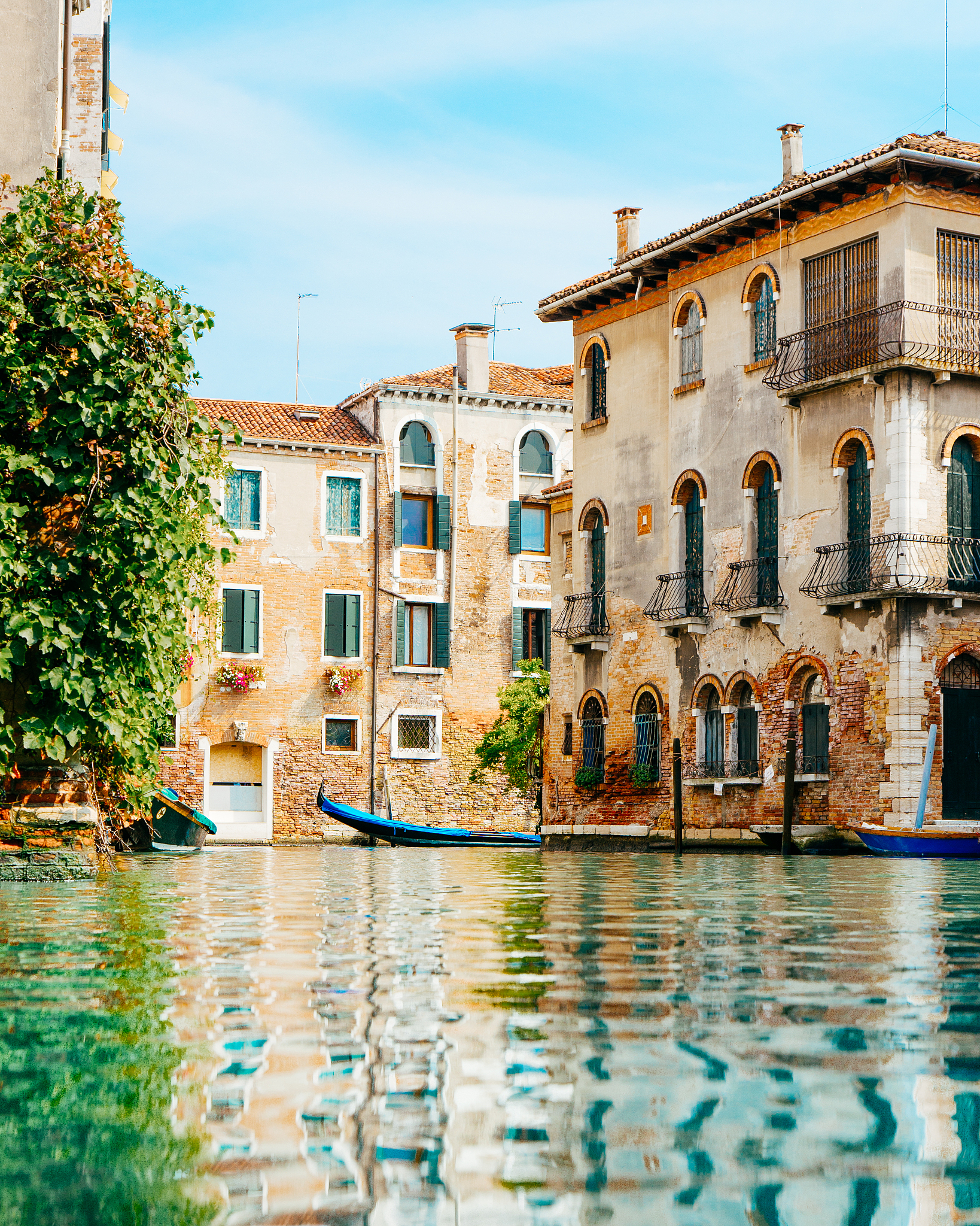 请设计一个北京飞往希腊、塞尔维亚、意大利、德国的12日旅游最优攻略包括航班、时间和交通工具