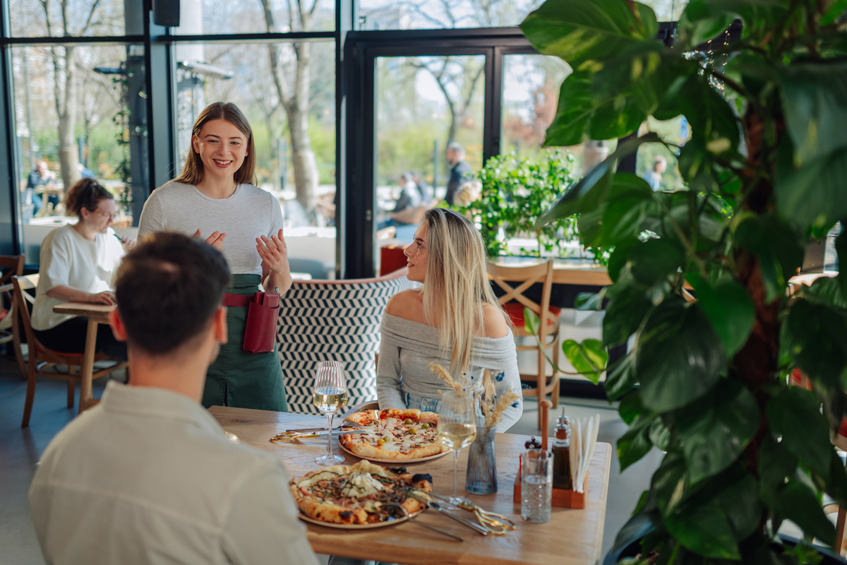 周六的傍晚在自家花园露台下同事们齐聚一堂吃着烧烤哈着啤酒欢声笑语中不出家门比去淄博更有快乐源泉的宣传文案