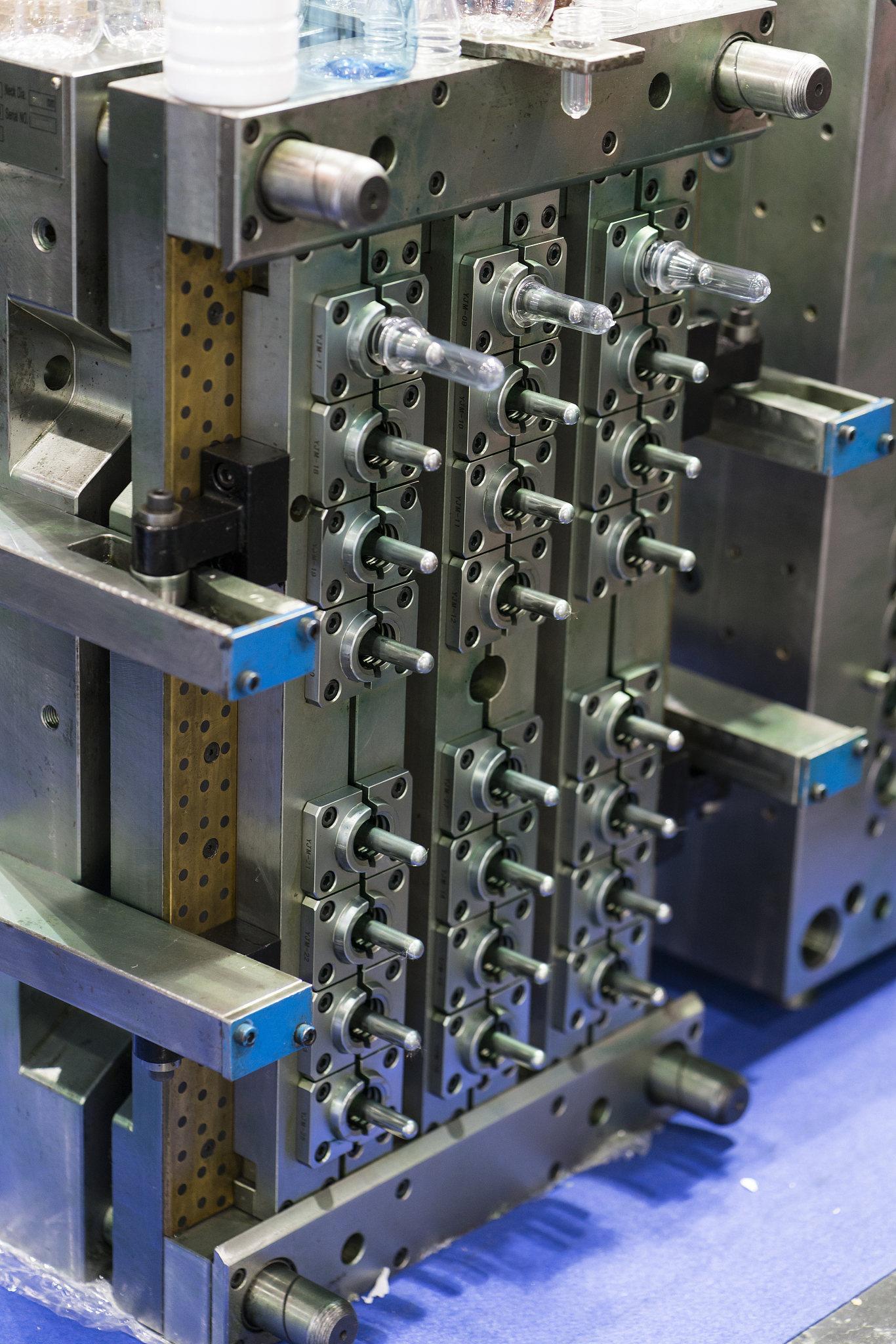 冲压级进模具模架：结构、特点及应用