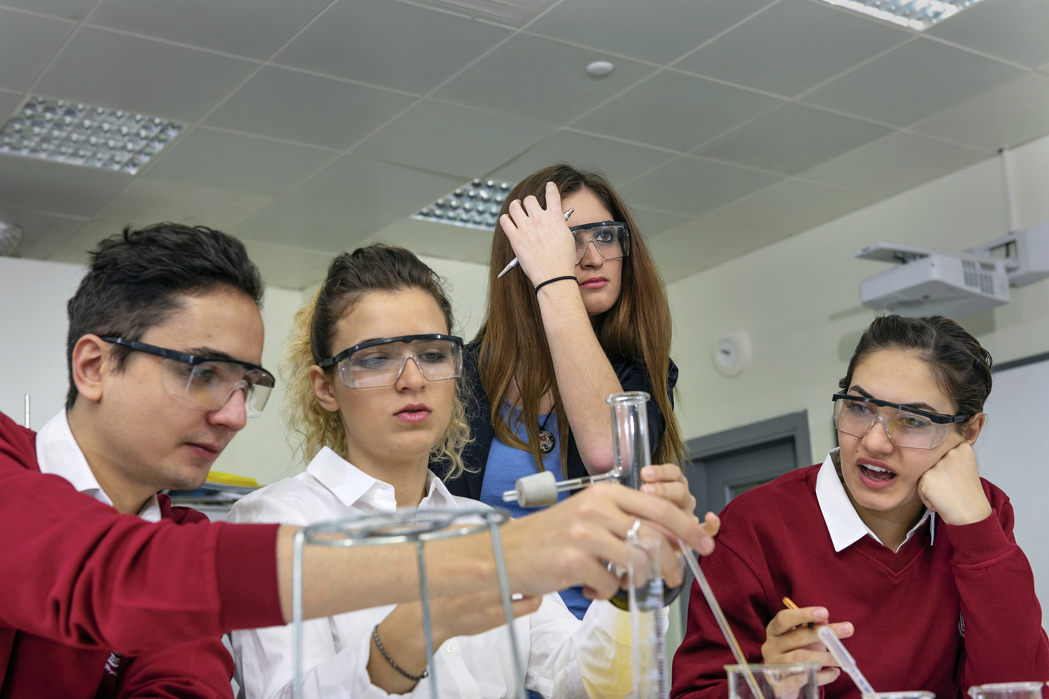 初中潜望反射镜实验涉及的STEM教育科学、技术、工程、数学目标分别是什么请详细回答