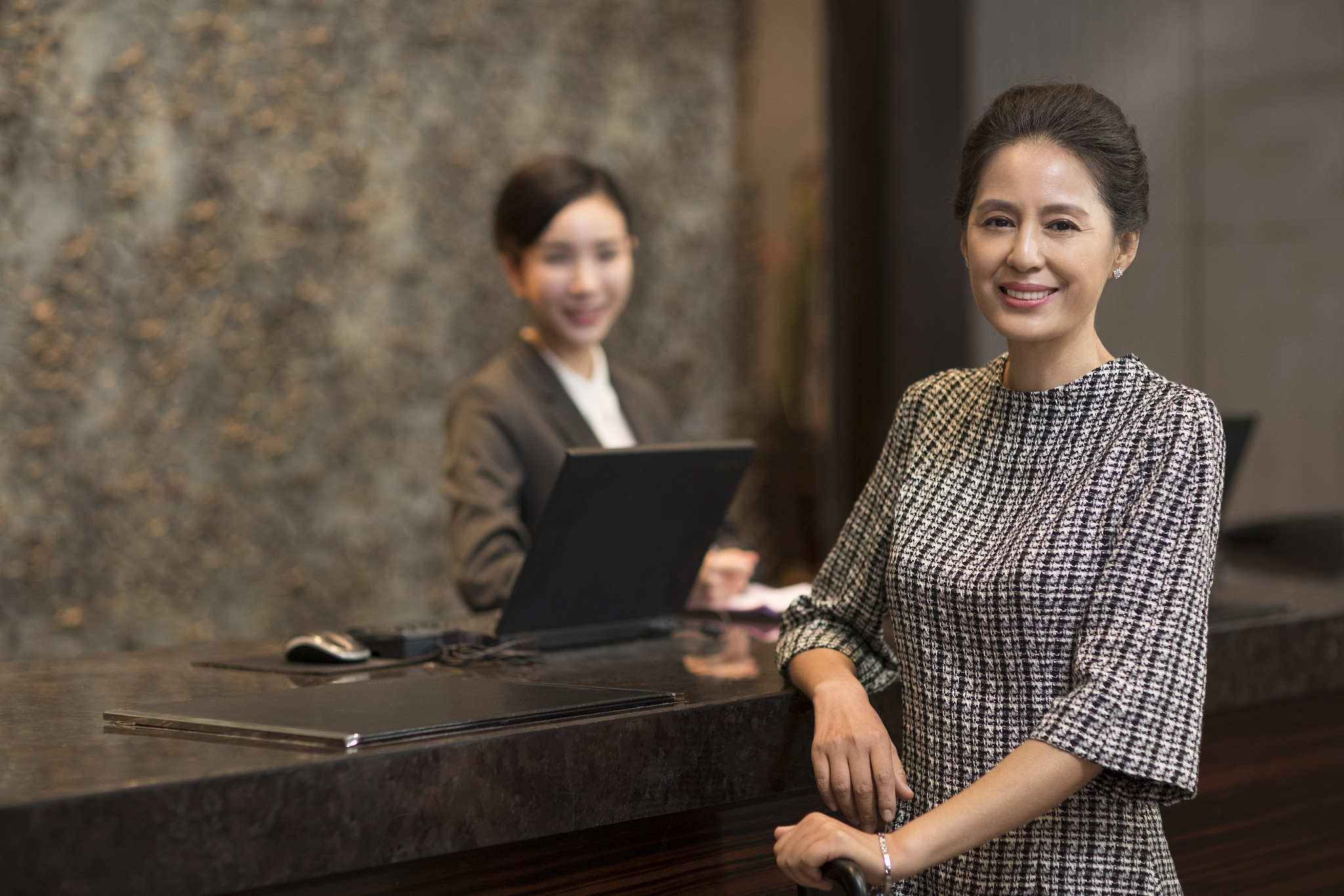 优雅的女士在酒店前台