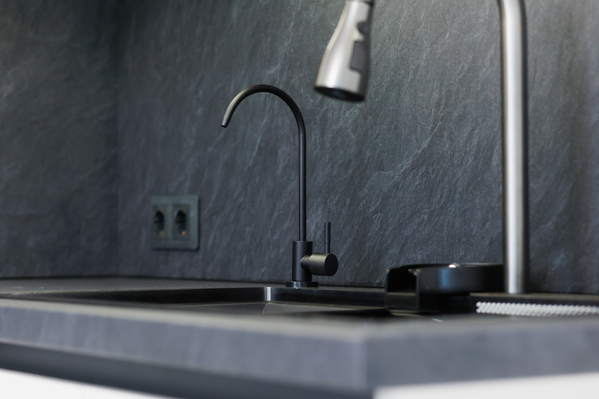 Transform your shower experience with our Spray Square Shower Head and Handheld Shower Combo in Matte Black Crafted from high-quality materials this shower system boasts a 304 Stainless Steel shower a