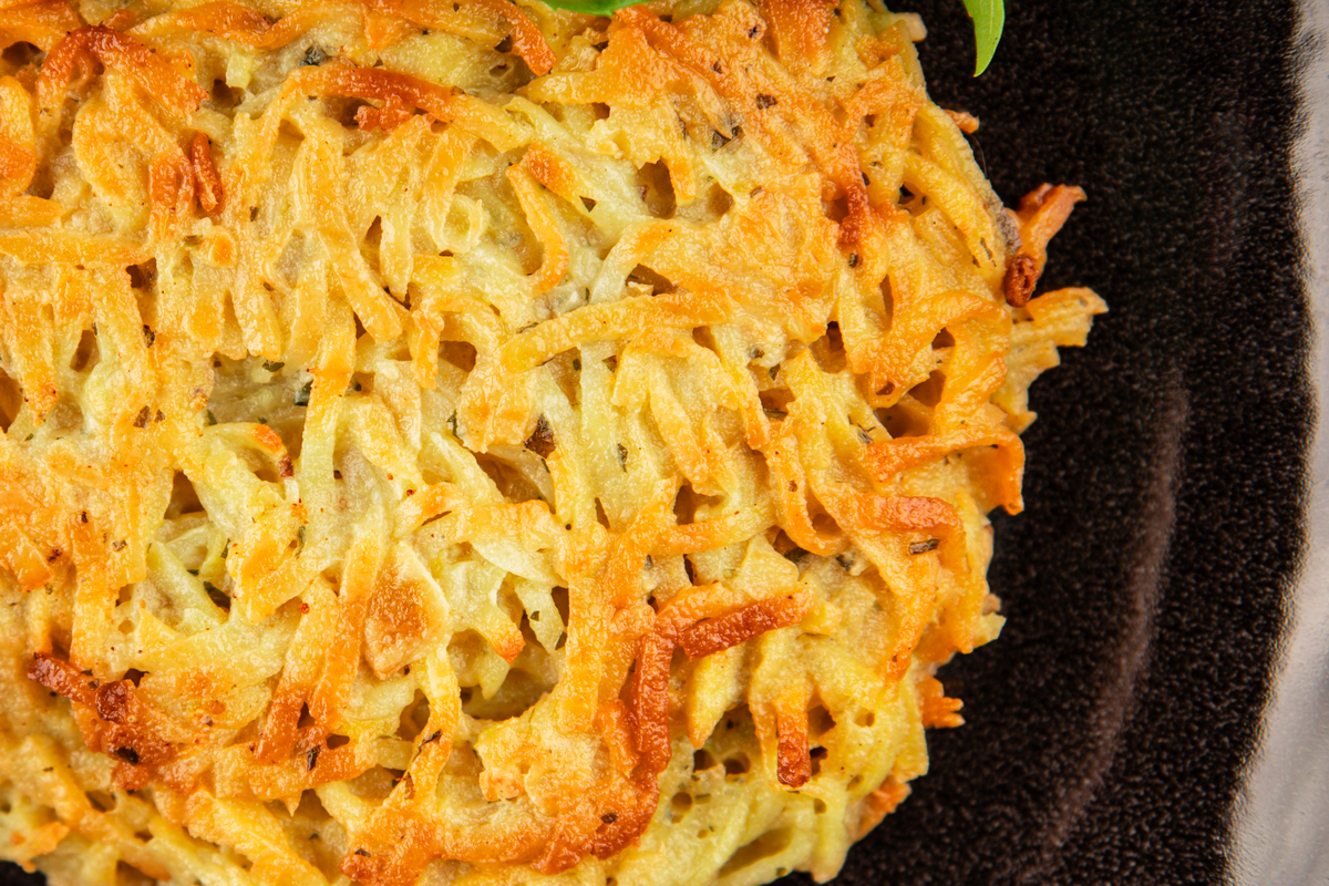 请根据以下模板写一份相似的文案描述更有画面感和诱惑力文字数量大致相同：以后要是想吃酱香饼你就像我这样做酱香浓郁非常好吃空碗中加入蒜末黄豆酱豆瓣酱蚝油番茄酱白糖十三香淀粉加适量清水搅匀备用准备老婆爱吃的手抓饼放入空气炸锅180度烤十分钟刷上酱汁再烤三分钟最后撒上芝麻一把葱花即可比外面买的还要好吃你也赶紧点心收藏做起来吧