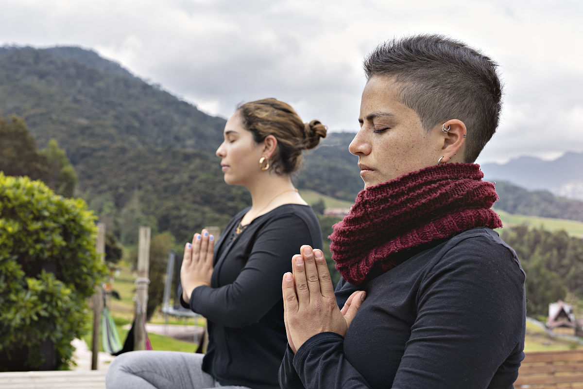 怎么和游戏里认识的女孩子找话题能和他一直聊天让他对我产生兴趣我要怎么搭讪女孩子顺便说一下例子