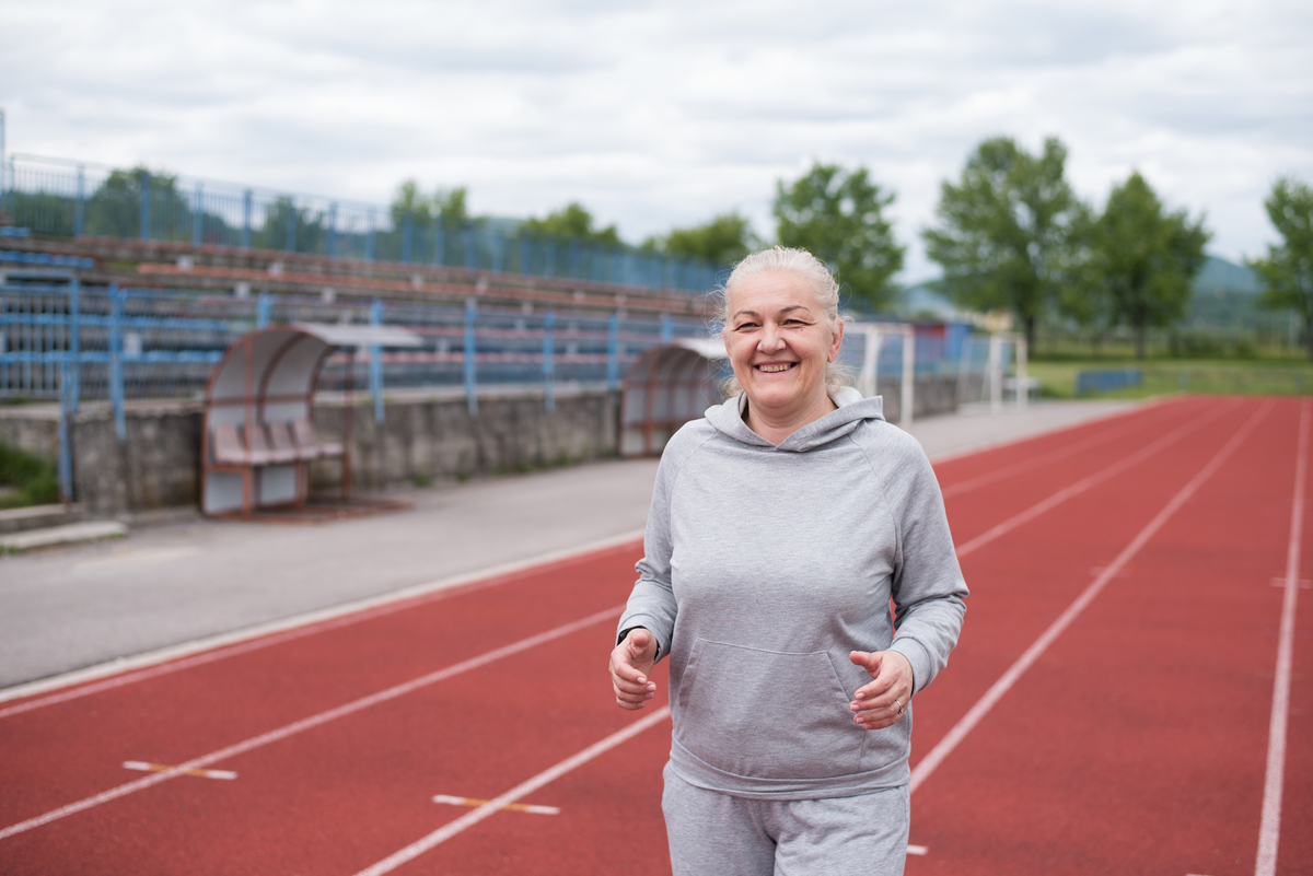 65岁老人每天走多少步最健康？专家建议及注意事项