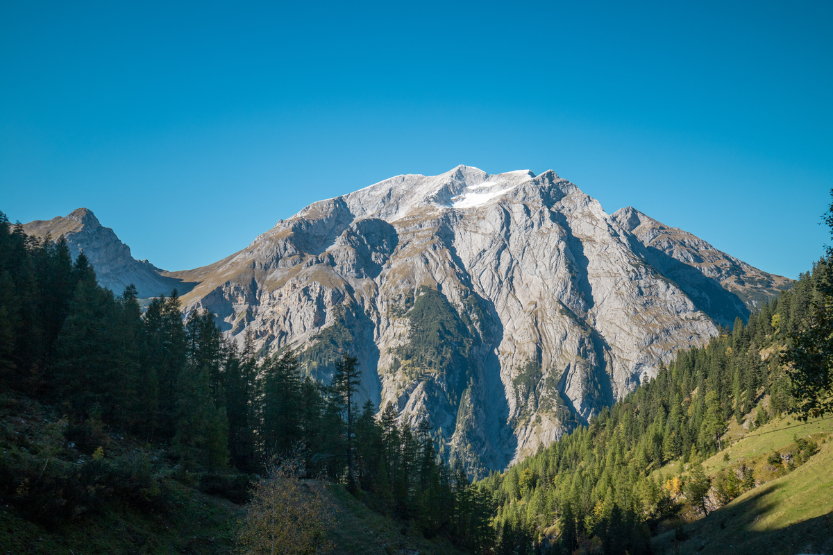 奥地利大枫树盆地秋季森林与晴朗蓝天的山地景观