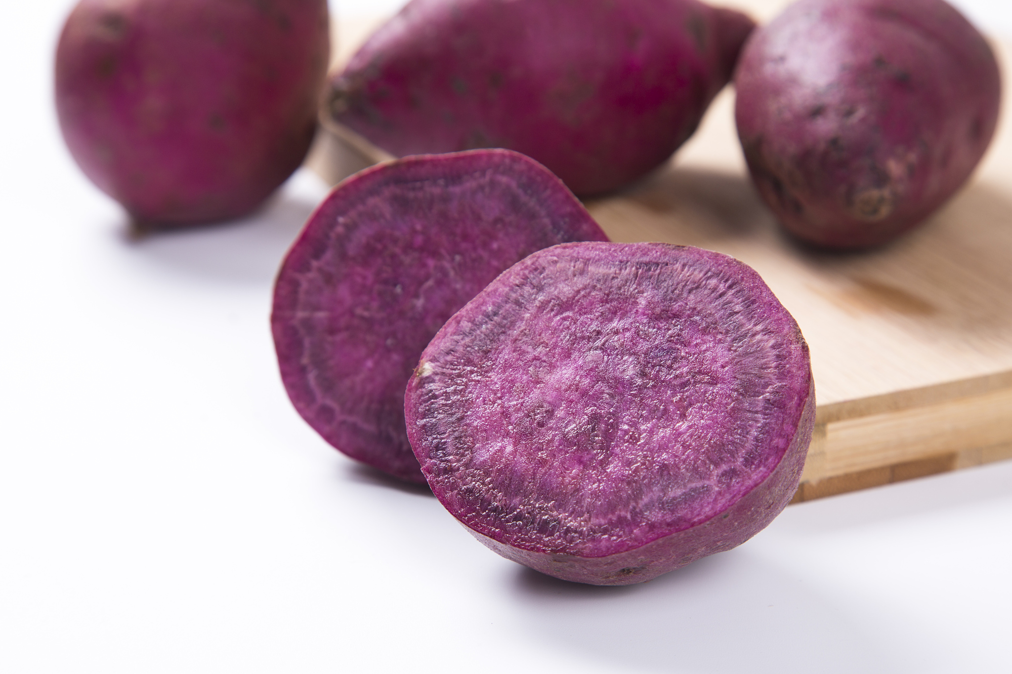 紫薯则被认为是一种非常有益健康的食材。扩写一下这段话