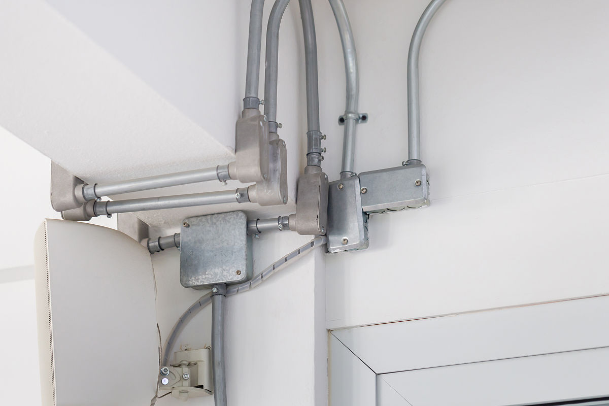 防静电工作区接地要求：接地端子到防静电线电阻小于1欧姆