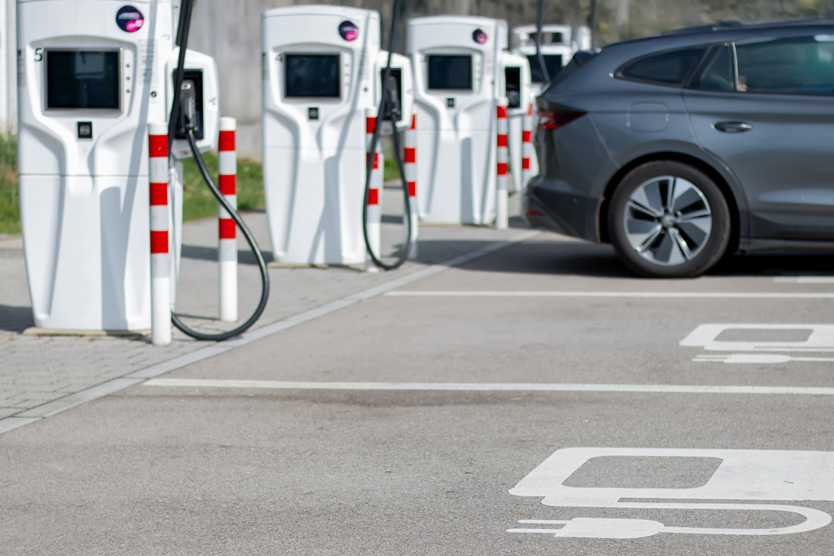 电动汽车充电桩用途：为电动汽车充电、提供紧急电源等