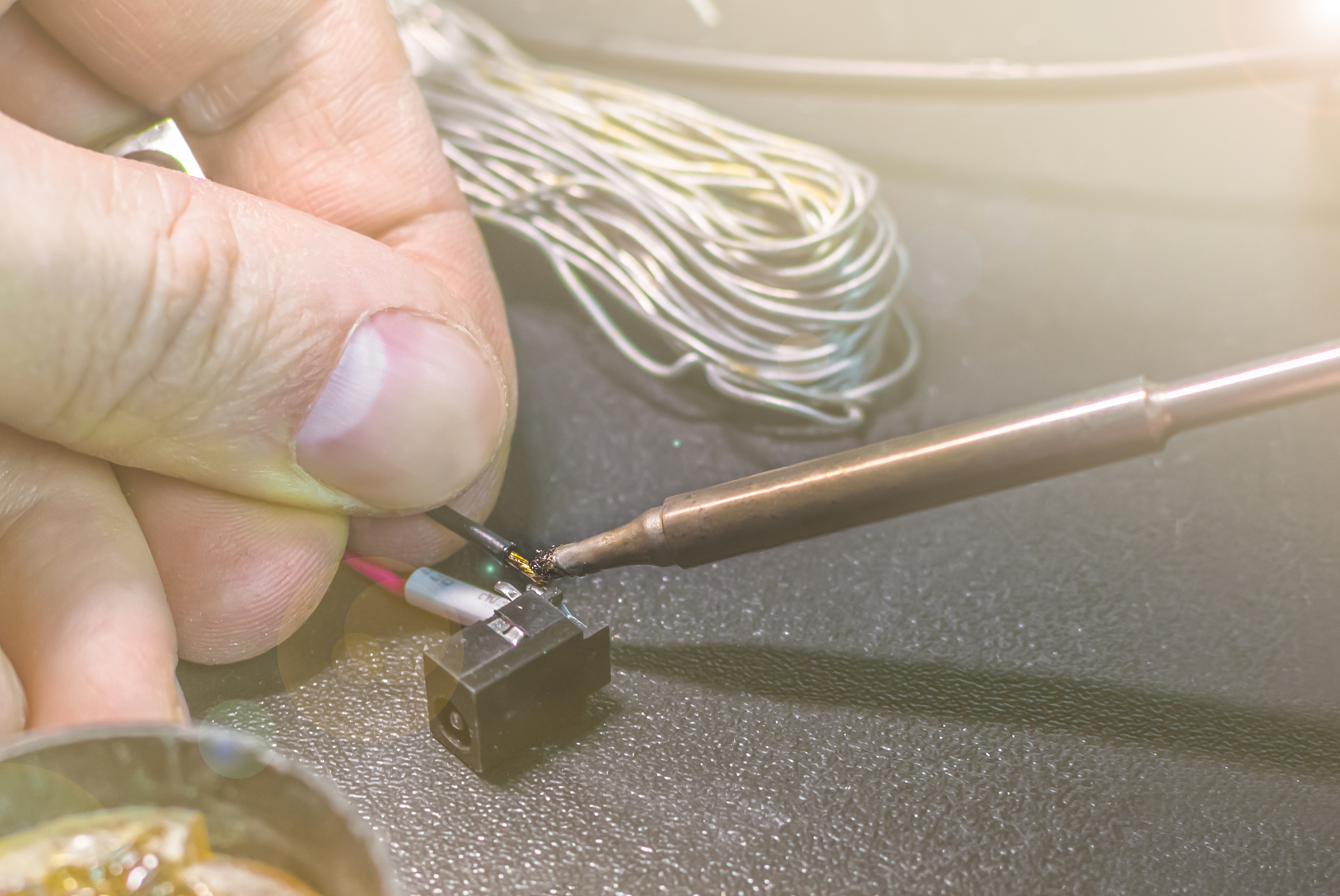 刀头电烙铁怎么补锡时怎么才能不划出声音