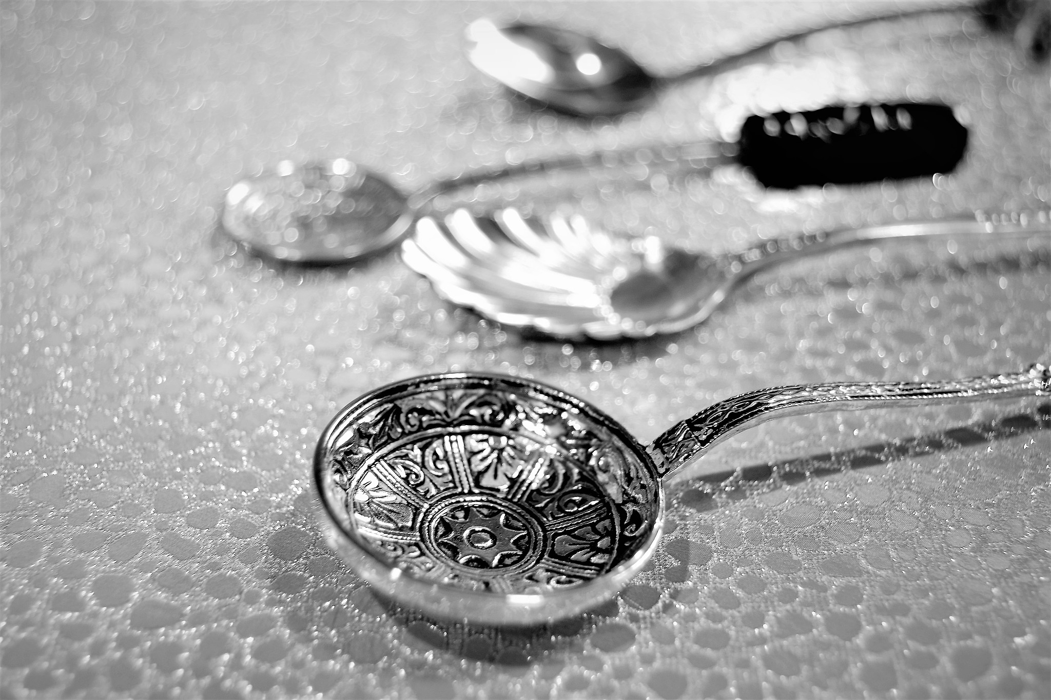 如何用物理的方法护理银饰品保证银的质量不变？ 锡纸加盐加开水如何护理银子？ 锡纸加盐加开水护理银子锡纸用哑光面还是亮光面？