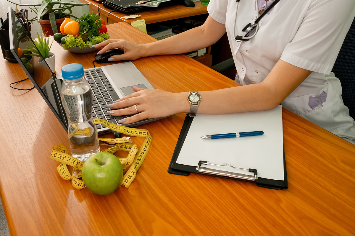 你作为一个专业的健身教练和营养师我想要减肥目标是半年内减肥30斤你帮我制定一个详细的健身计划包括饮食规划我的身高是162体重是150