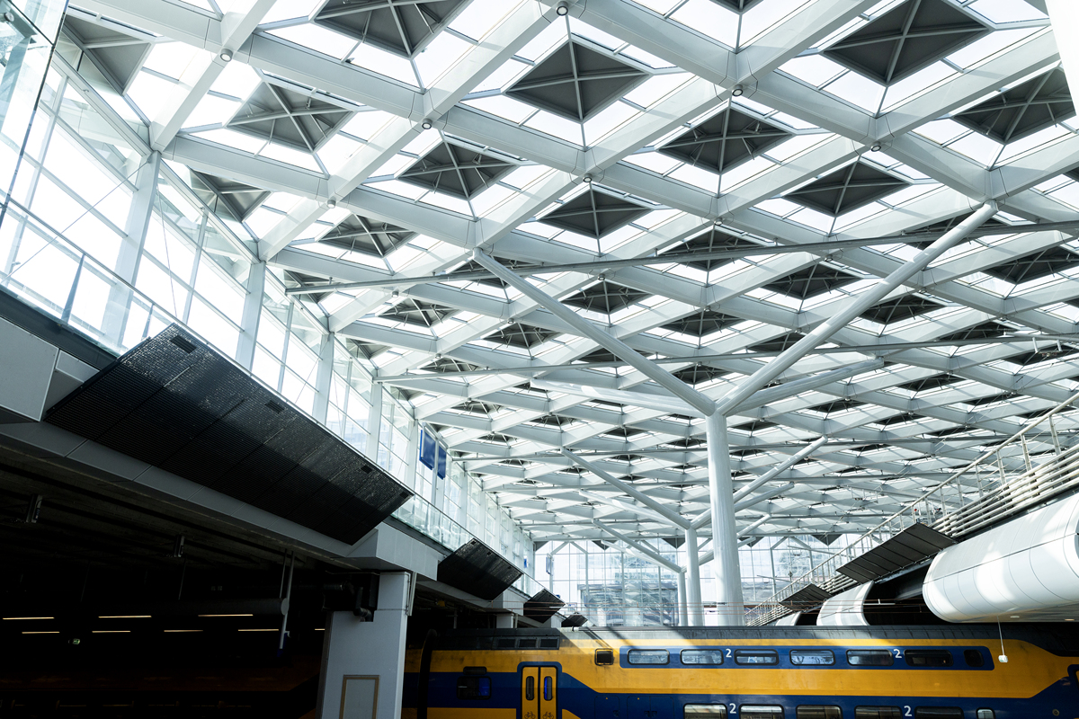 火车站雨棚：遮风挡雨，提升出行体验