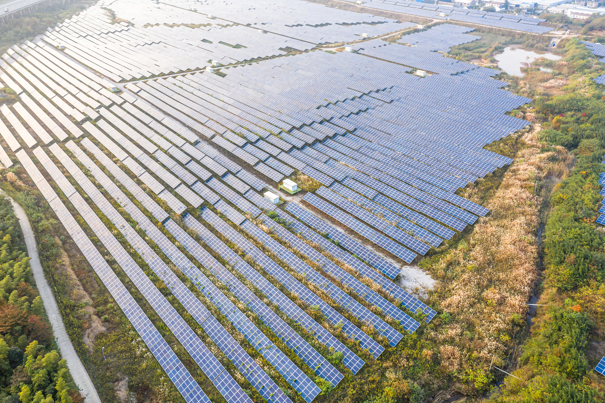 光伏农业是将太阳能发电、现代农业种植等相结合的资源高效利用方式。国家层面要求光伏农业选址一般为荒山荒地等非耕地和劣质耕地通过光伏产业的引入带动作物种植和畜禽养殖促进农民增收助力国家粮食安全和乡村振兴。相关政策要求25°以上的坡地作为生态用地严禁开发因此15°-25°坡地被大量作为光伏农业产业用地。然而坡地土壤稳定性差、保肥保水难发展光伏农业过程中对土壤的稳定性和养分是否会造成负面影响尚未可知。润色