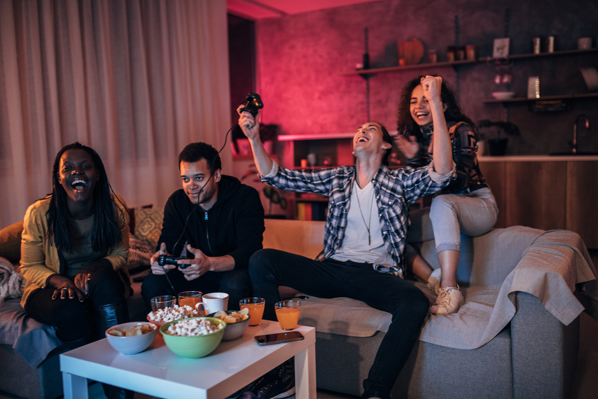 用英文写这篇论文的从《老友记》和《爱情公寓》中看中美幽默的表达差异分的第一部分尽量长一点严谨一点第一部分标题如下22 Love Apartment爱情公寓221 Cultural References and Wordplay222 Satire and Irony223 Visual Gags and Physical Comedy