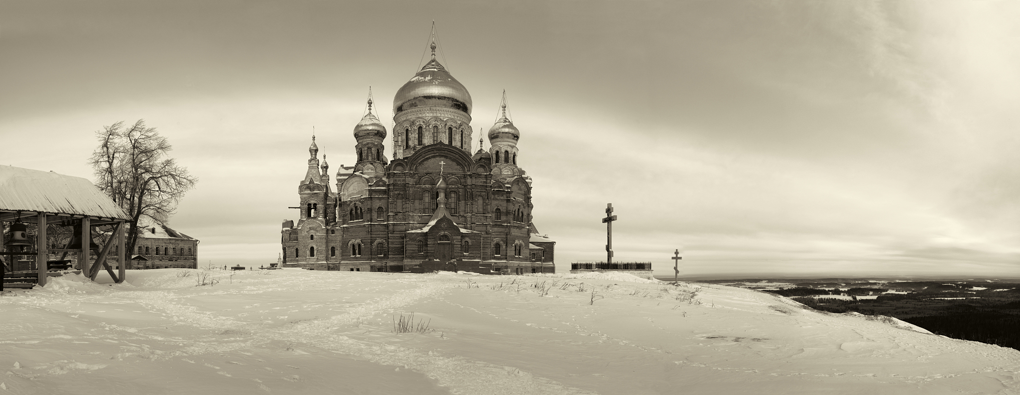 史前战纪《史前战纪》是一款由美国游戏开发公司Firaxis Games制作的策略类游戏于2016年10月21日发行。游戏中玩家扮演人类文明的领袖通过建设城市、发展科技、资源管理、外交交涉和战争征服等多种方式来增强自己的实力最终成为全球霸主。游戏中共有20个可控制的文明包括中国、美国、俄罗斯、意大利、英国、法国等等每个文明都有其独特的领袖、单位、建筑和特殊能力。玩家可以选择不同的游戏难度和胜利条件以