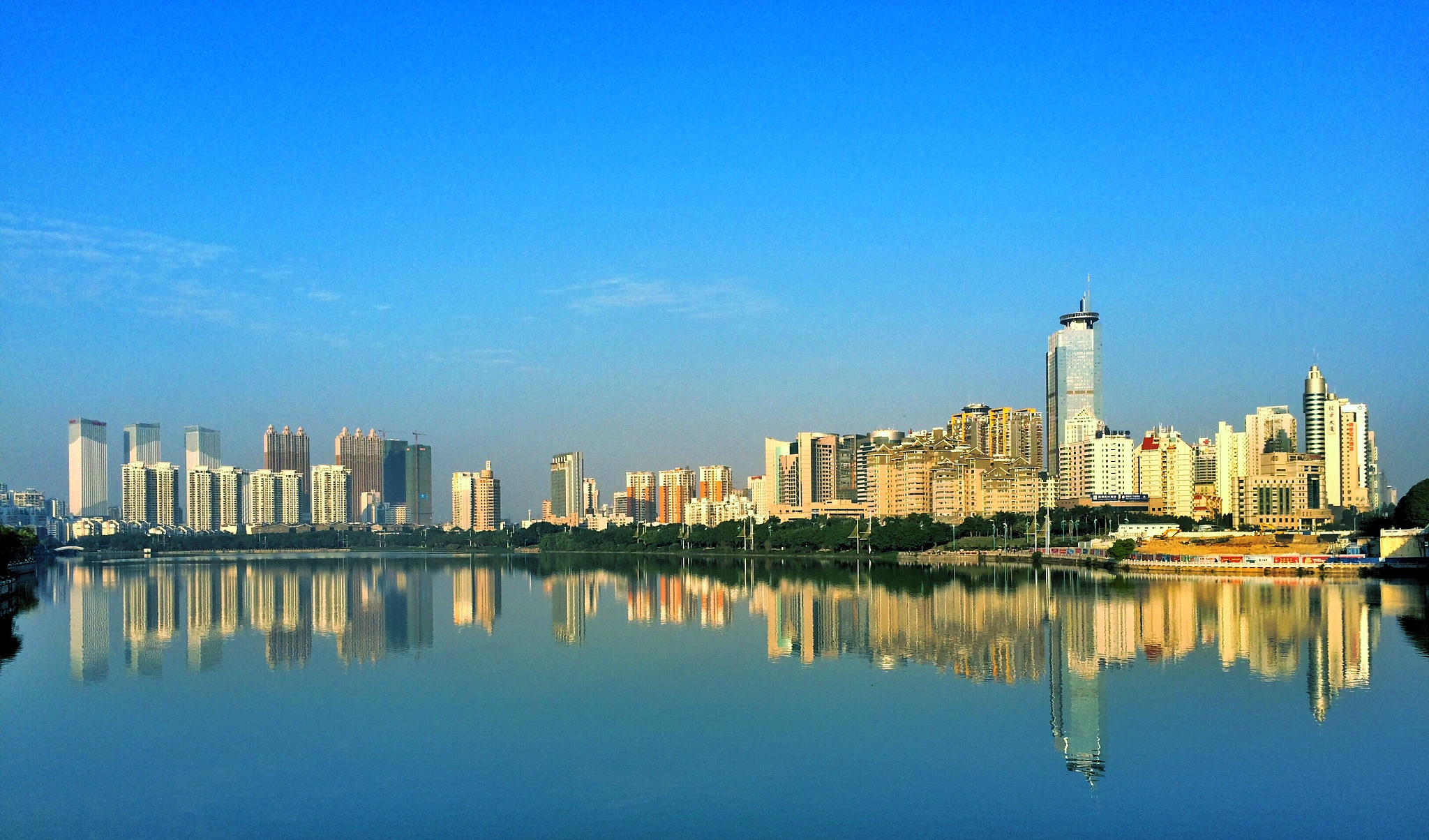 reflection of buildings in city