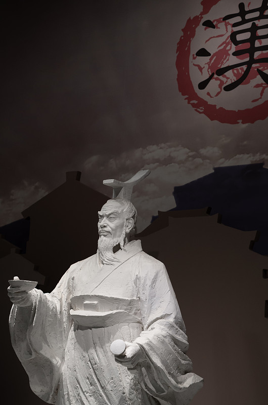 《史記高祖本紀》記載劉邦「仁而愛人喜施意豁如也。常有大度 不事家人生產作業。」試以500 字為限解析劉邦這樣的個性何能成大事成為歷史上的英雄人物？