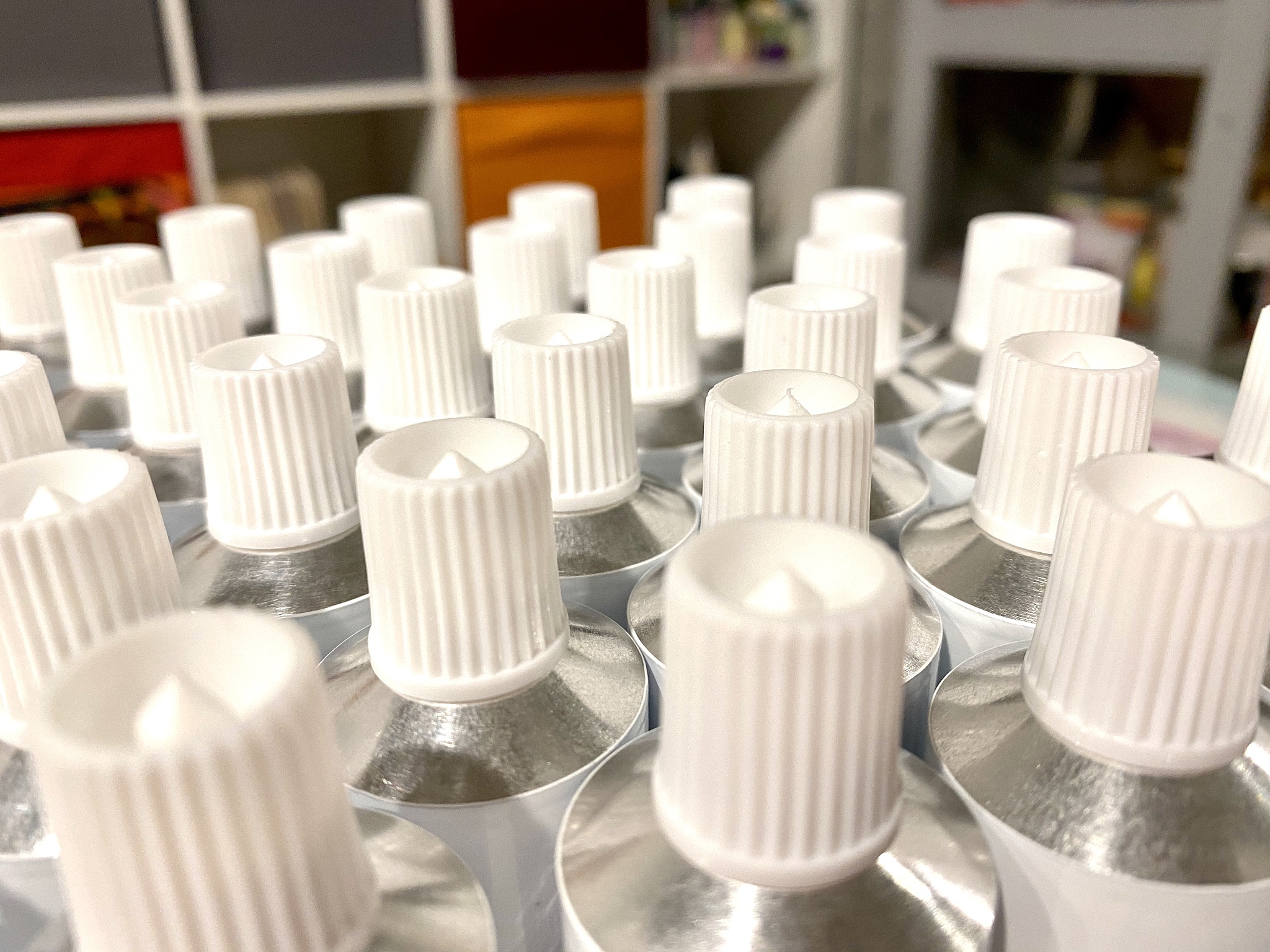 1校准曲线的绘制：吸取0mL、050 mL、100mL、300mL、500 mL、700 mL和1000 mL铵标准使用液于50 mL比色管中稀释至标线加10mL酒石酸钾钠溶液混匀。加15mL纳氏试剂混匀。放置10min后在波长420nm处用光程20mm比色皿以水为参比测量吸光度。由测得的吸光度减去零浓度空白管的吸光度后得到校正吸光度绘制以氨氮含量mg对校正吸光度得核准曲线。2水样的测定：①分取适