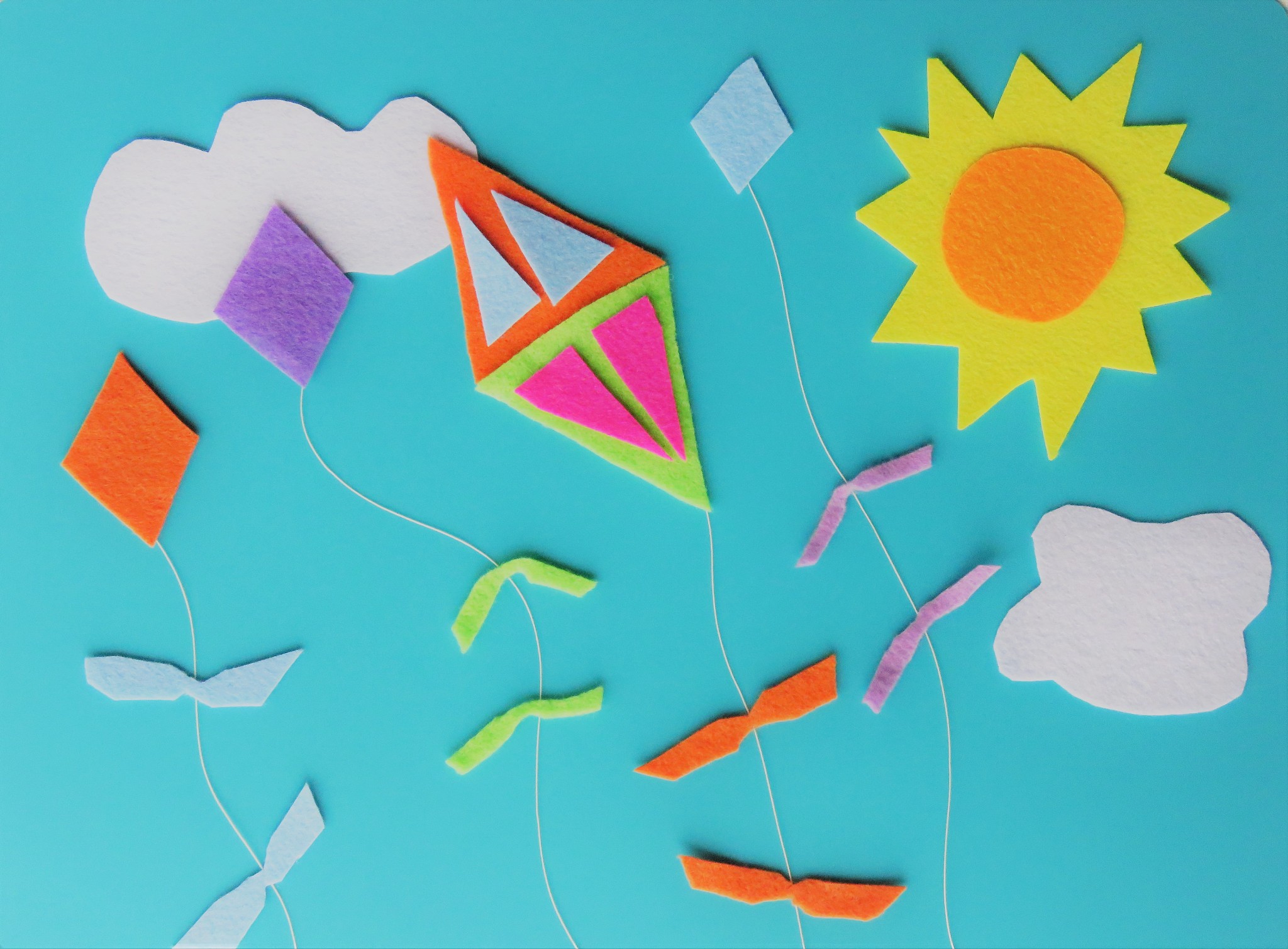 对于幼儿园手工活动来讲灵活性是其特点之一。幼儿与小学或初高中的学生不同幼儿的变化性要高于小学或初高中的学生。因此对于幼儿的各项活动来讲灵活性是幼儿的每一项活动所必备的而对于幼儿园手工活动来讲更需具备灵活性。这种灵活性体现在两个方面。第一个方面是由于幼儿的专注力较差需要幼儿教师在手工教学活动过程当中加入很多新鲜的事物来吸引幼儿的注意力因此在对固定的幼儿手工教学活动来讲幼儿教师应该根据本班的具体情况来