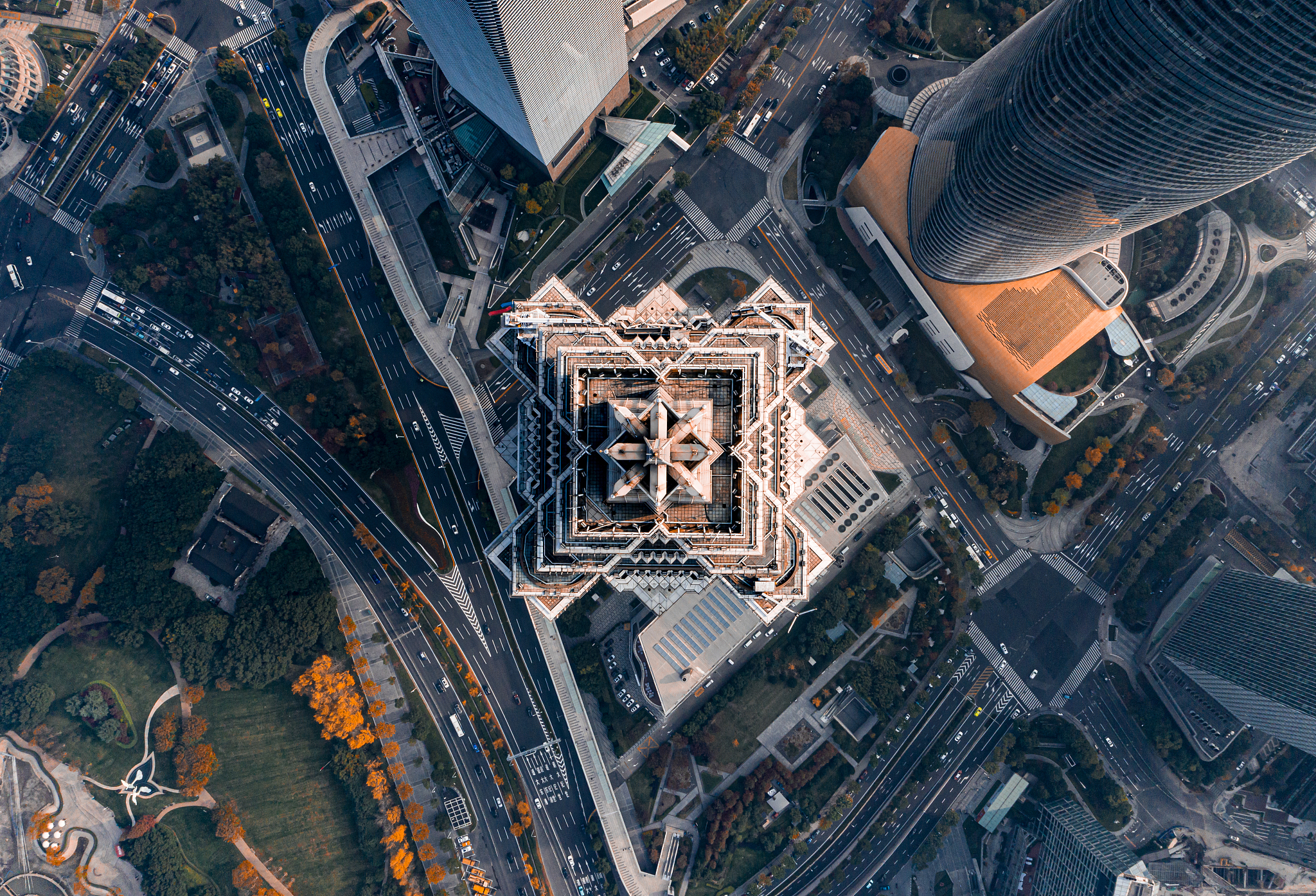 翻译：随着科技不断发展社会逐渐进入一个信息化的、科技化的时代出现了许多新兴科学技术新型技术也逐渐地加入到社会生产与人们的日常生活当中促进了我国的发展也使人们生活水平得到提高。在这些不断发展的技术当中三维设计因可以将设计思路设计想法等等一些抽象的思维概念具象化、可视化而逐渐被人们所了解。三维设计拥有很强的表现力可以将一些设计理念或思维直接展现在人们面前也可以通过三维技术使二维平面展现三维立体的视觉效