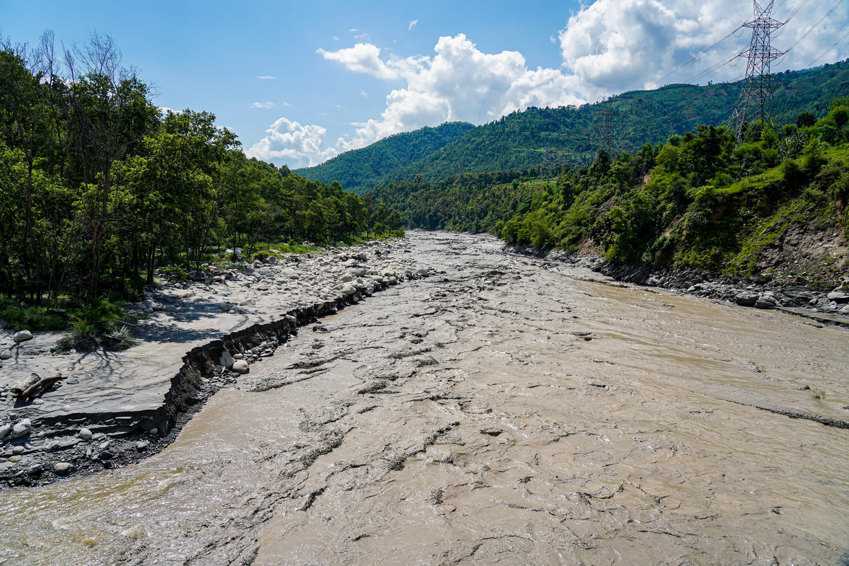 红岩河水库渗漏问题分析：从坝基河床段、右岸阶地坝区和右坝肩远距离绕坝三个方面探究