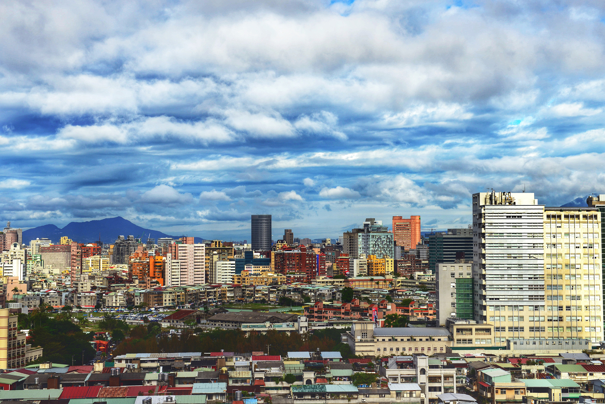 a cloudy day in taipei...