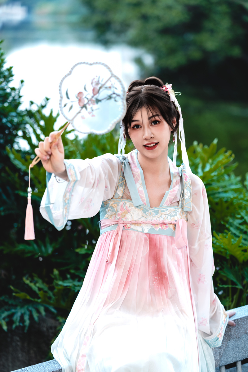 喜欢玩汉服的女生性格特点：内敛、精致，好追吗？