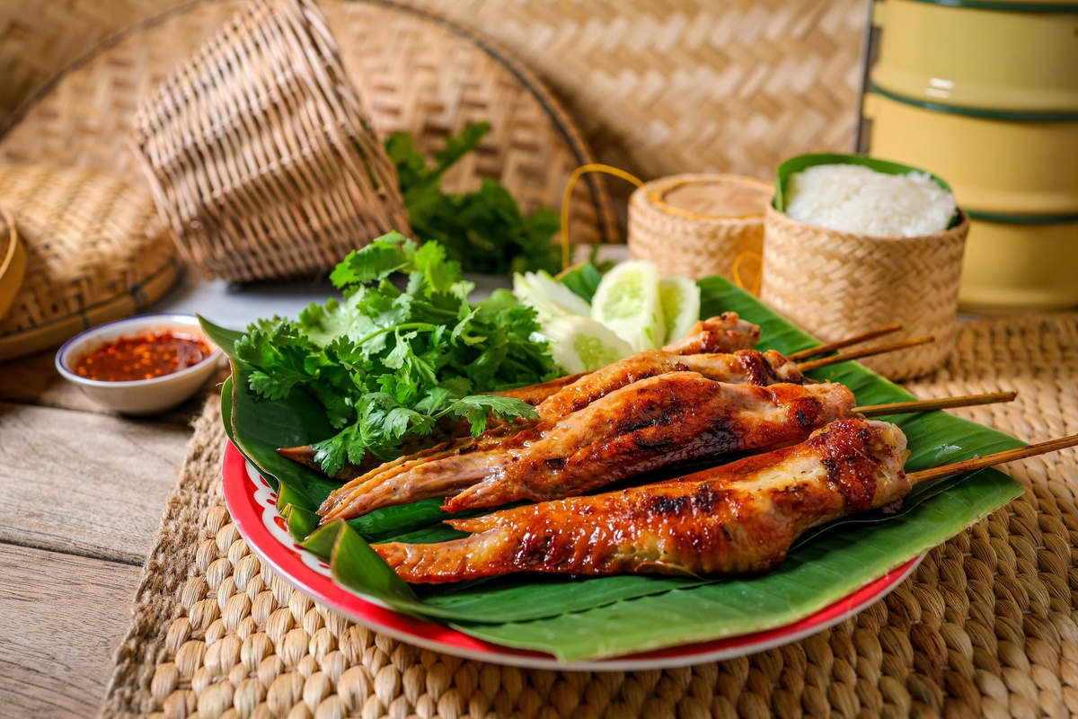 修改以下文案让意思一样糯米蒸鸡翅这样做咸香软糯超好吃。鸡翅两面划几刀方便入味加料酒葱姜蒜生抽老抽蚝油盐白糖胡椒粉抓匀腌制入味。提前浸泡一晚的糯米沥干水分加老抽蚝油搅拌均匀鸡翅均匀的裹上糯米和玉米一起摆入蒸笼中上锅蒸30分钟左右出锅啦。哇塞好香喜欢点赞收藏。