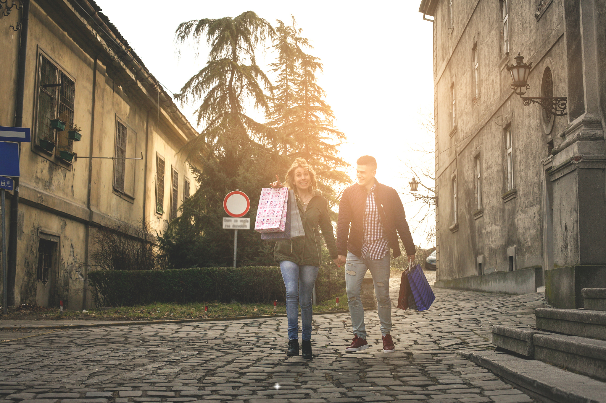 一个男孩一个女孩在街头相遇 相知 相恋的故事 字数1000字内