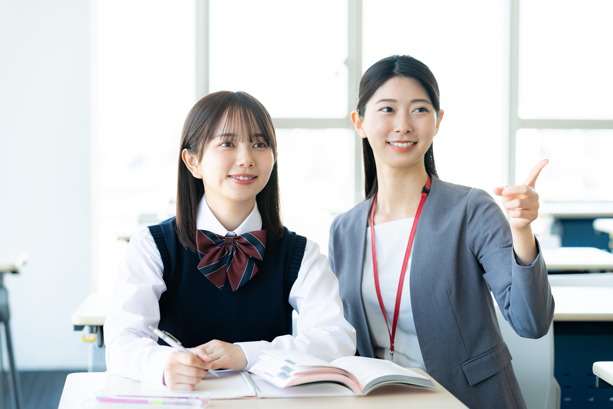 写一段五十字的文字关于初中生上学前的微笑