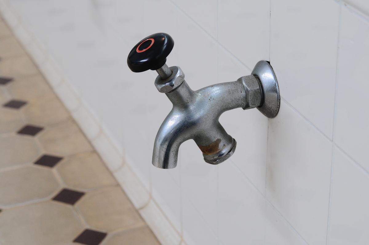 ABS龙头 VS 不锈钢龙头：材质、外观、功能、耐用性全面对比