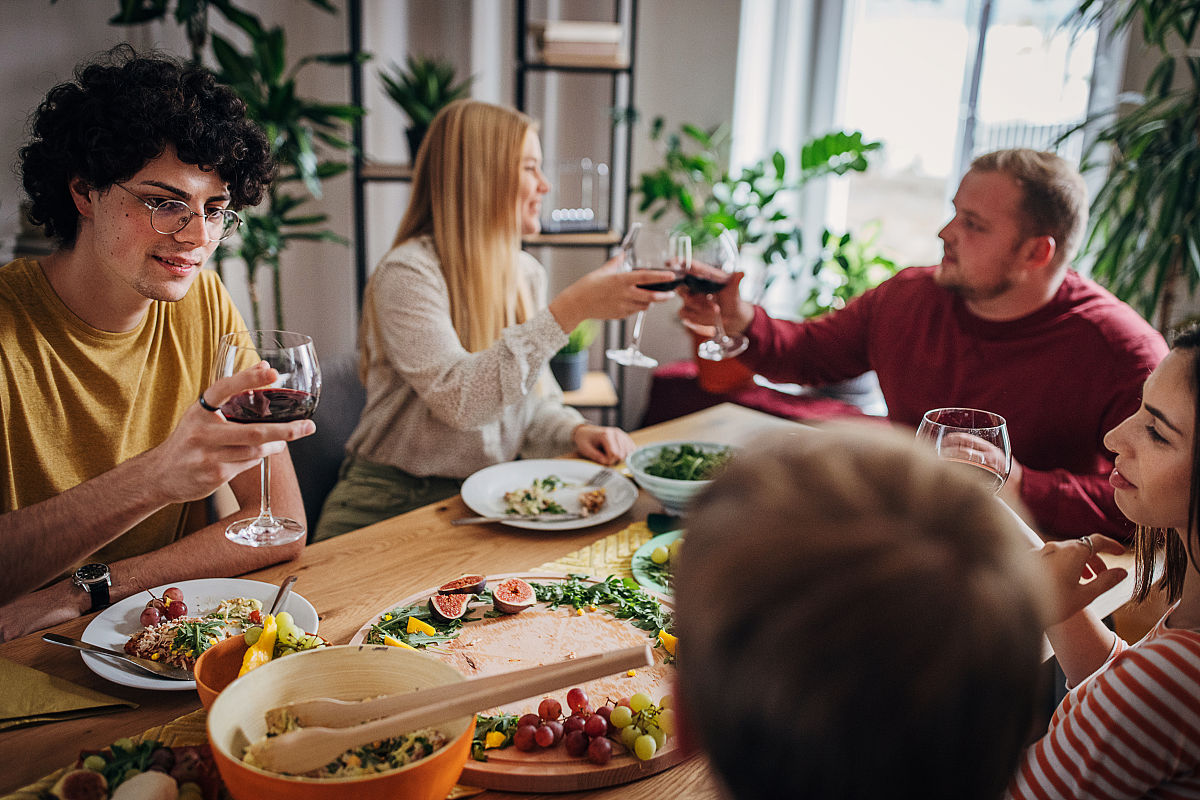 暗示别人请他们吃饭