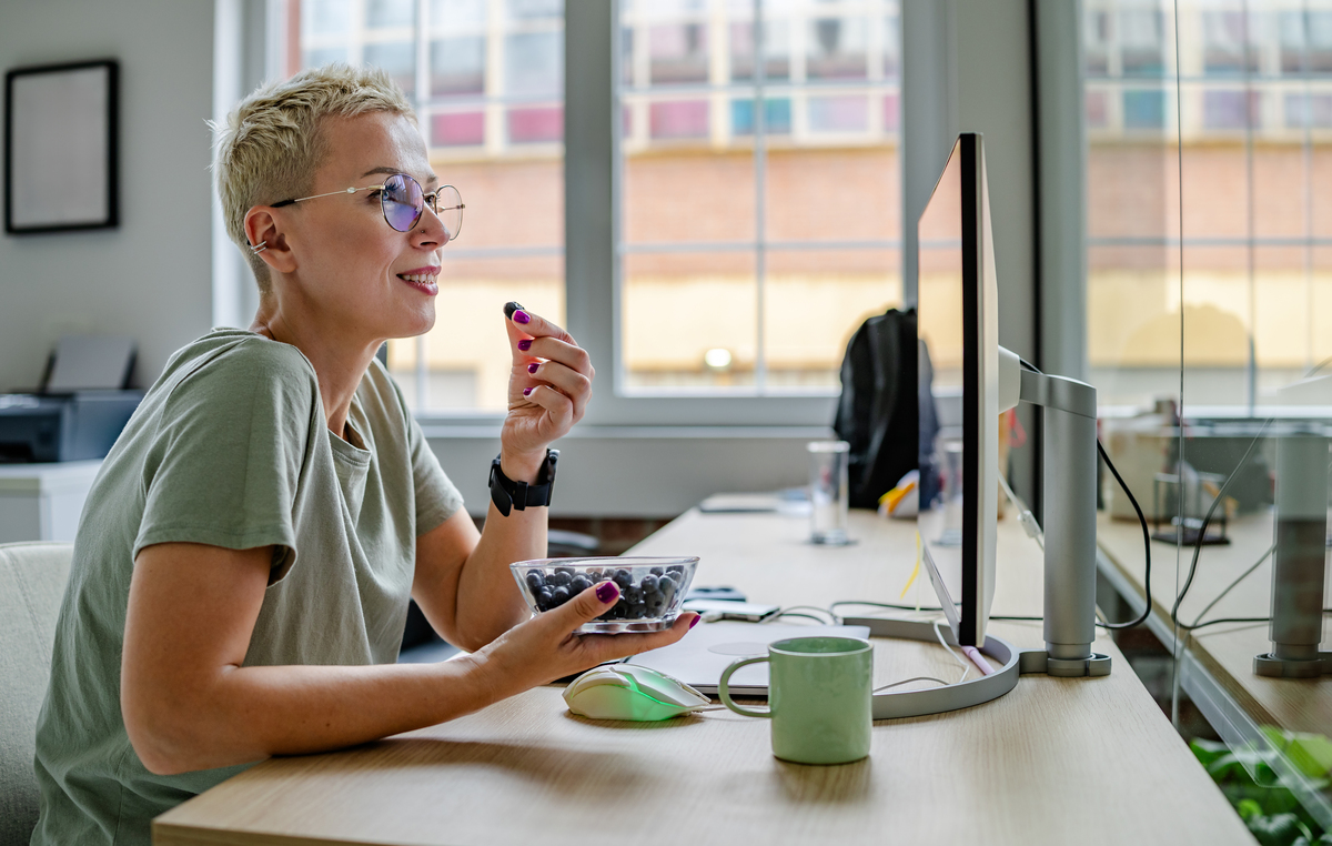 find something wrong in this experiment and according to this give a reason for working from homeA new Columbia University study of company employees shows that communicating via online video reduces