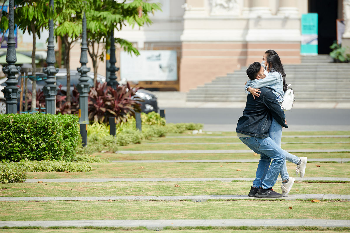 3请模仿博尔赫斯的写作手法写一个10万字的故事男生女生同年同月同日生他们都很优秀很有缘分从幼儿园就认识学习都很优秀小学经常追逐打闹高中又在一个学校上大学各自交了男女朋友两个人兜兜转转最后幸福在一起的故事。