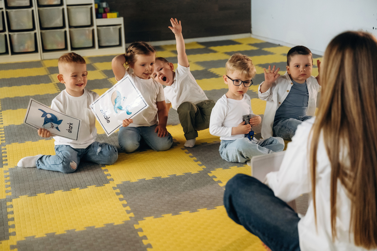 为论文培养幼儿学习兴趣的方法与途径研究写一篇提纲。