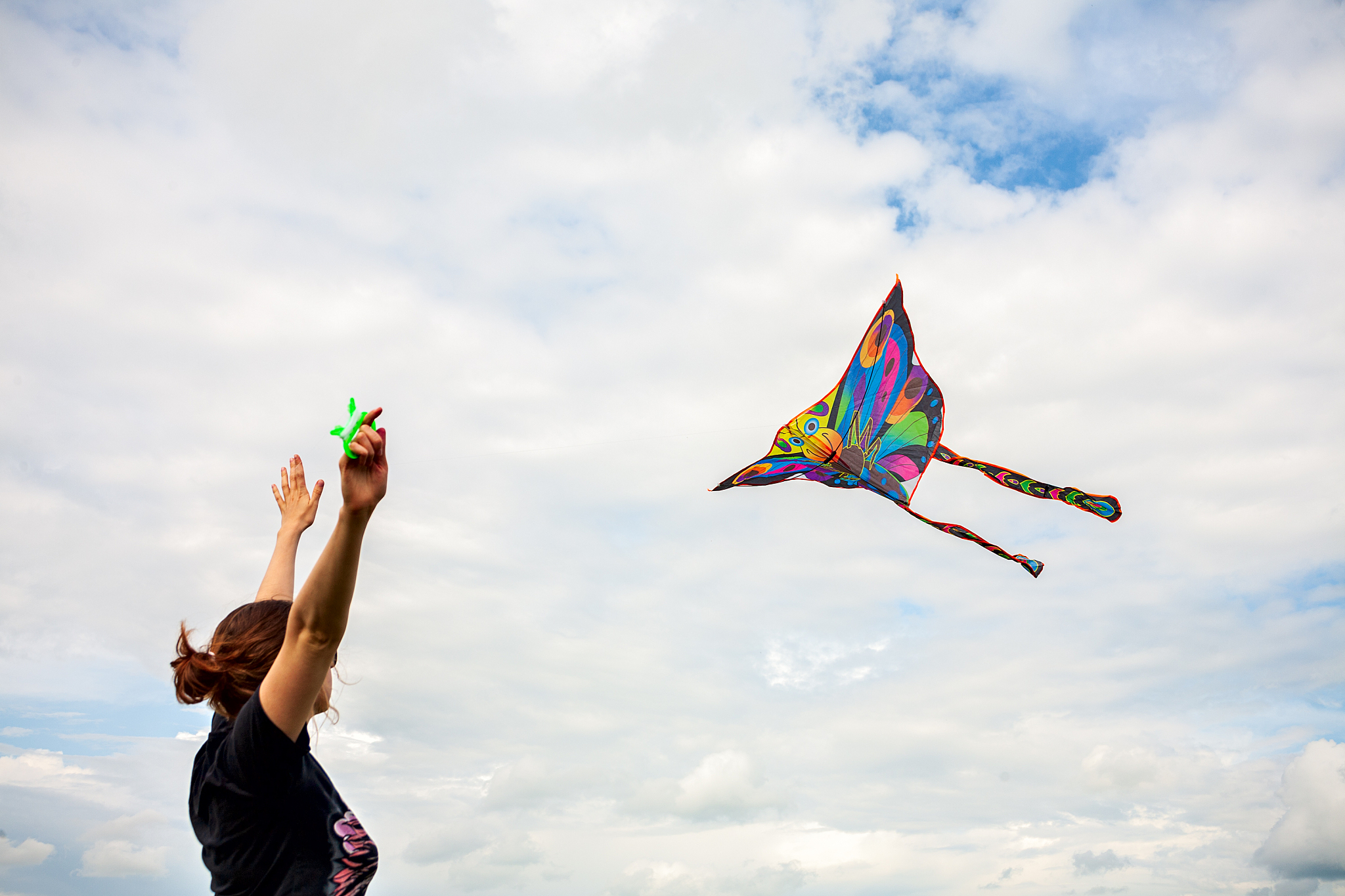 kite in hand against the blue sky in summer, flying kite launchi