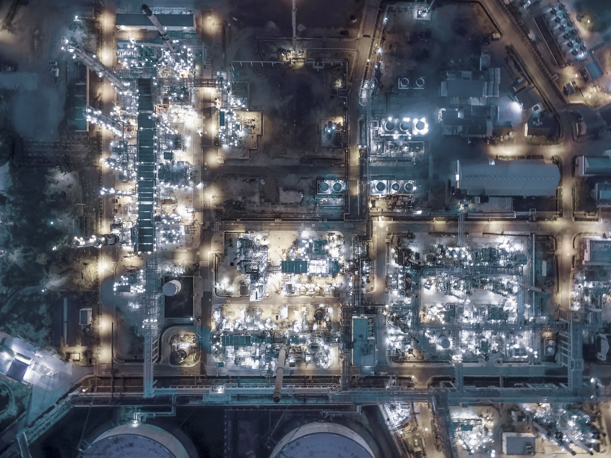 Midjourney 绘画关键词生成:赛博朋克城市景观 Midjourney 绘画关键词生成:赛博朋克城市景观