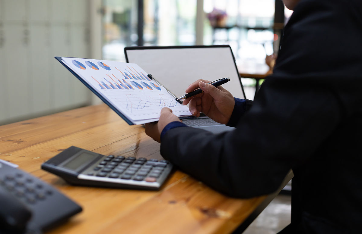 关于工程施工企业的企业内部监察审计报告包括各部门的沟通衔接等环节是否顺畅采购、财务、人力、预结算工作、设计部门对接、分子公司、工程现场产值、进度、质量、资金回款、现场签证等工程资料等各方面的具体展开写提出审计的发现的问题及解决问题的实质性措施建议字数要求20000字。