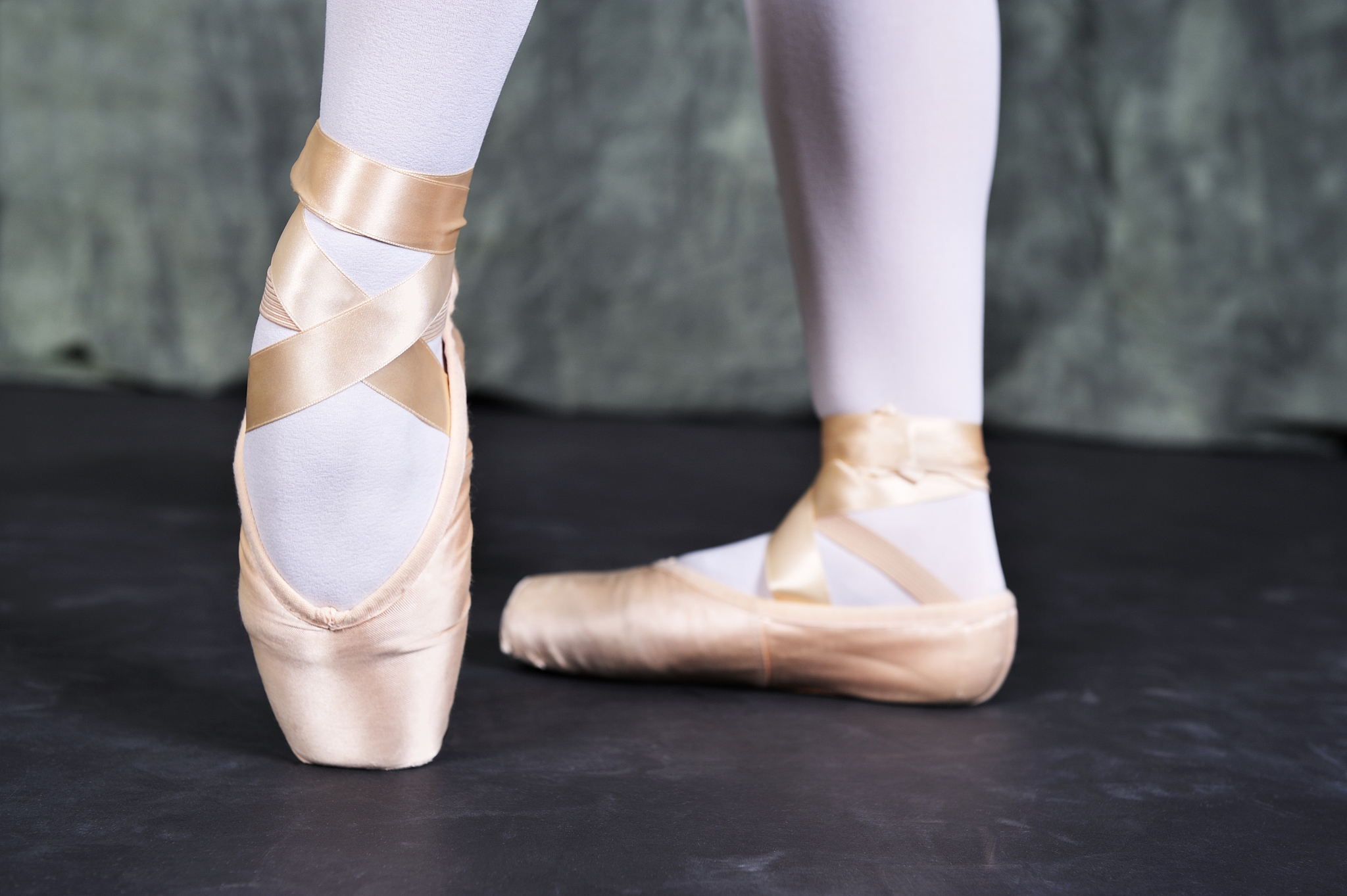 你好请你作为一名出色的外贸销售人写一封邮件你的客户上次是5月份购买了许多双Stretch canvas shoes 当你在浏览他的facebook时发现他们还可能有Jazz shoes的需求因为舞蹈季即将来临请你试着让客户复购芭蕾鞋并尝试推荐Jazz shoes因为你在美国有海外仓所以那些鞋可以以$1299的价格包邮出售请用英文填写