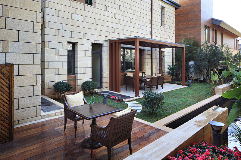 私家庭院窗户四周用木质板材包边色泽饱满靓丽施工完小院又上了一个档次