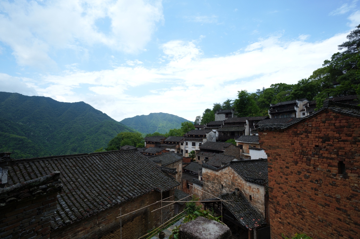 建筑位于三清山引浆畲族村建筑南北朝向南侧流水而过环境优美景色怡人扩写