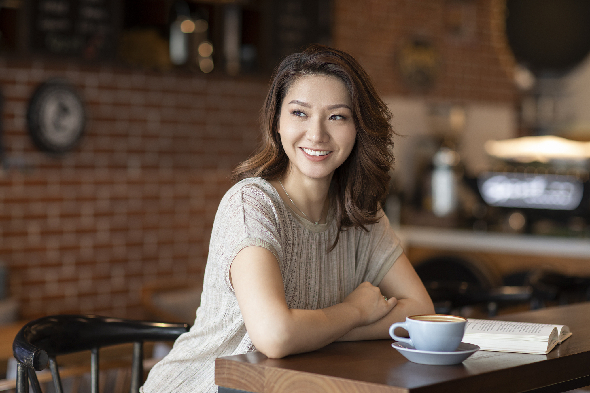 优雅女士在咖啡店喝咖啡