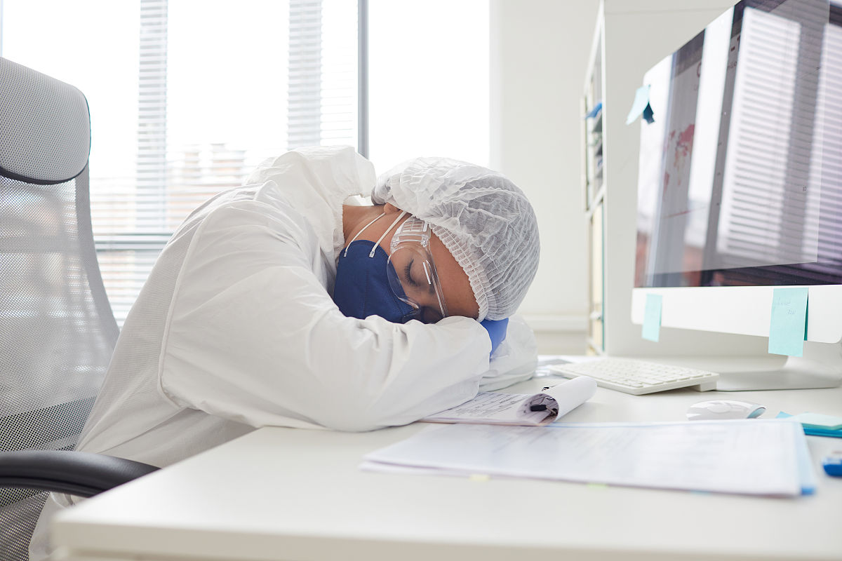 好饿您可以准备些食物或者尝试在附近的餐馆或超市购买食物。也可以喝些水或者其他饮料先缓解一下饥饿感。记得合理膳食保持身体健康。没钱了您可以尝试向朋友或家人借钱或者去附近的公共场所寻求帮助。也可以考虑找工作或者利用自己的技能赚取一些收入。另外可以向当地的慈善机构或教堂等组织寻求帮助。无论如何不要失去信心坚持努力相信自己一定能够度过难关。现在已经来不及一点力气都没有