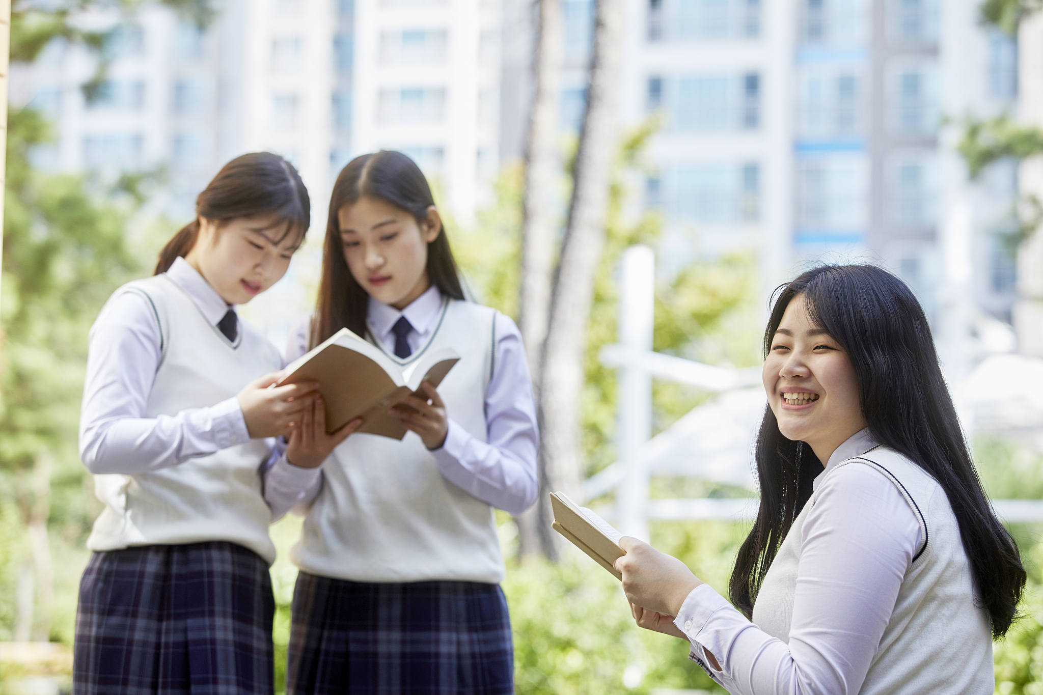 能够描述出主角性格特征的剧本演员5个人都是女大学生要求主角人设丰满要突出她开朗主要性格有正面形象有反面形象。剧情要有反转结局要圆满
