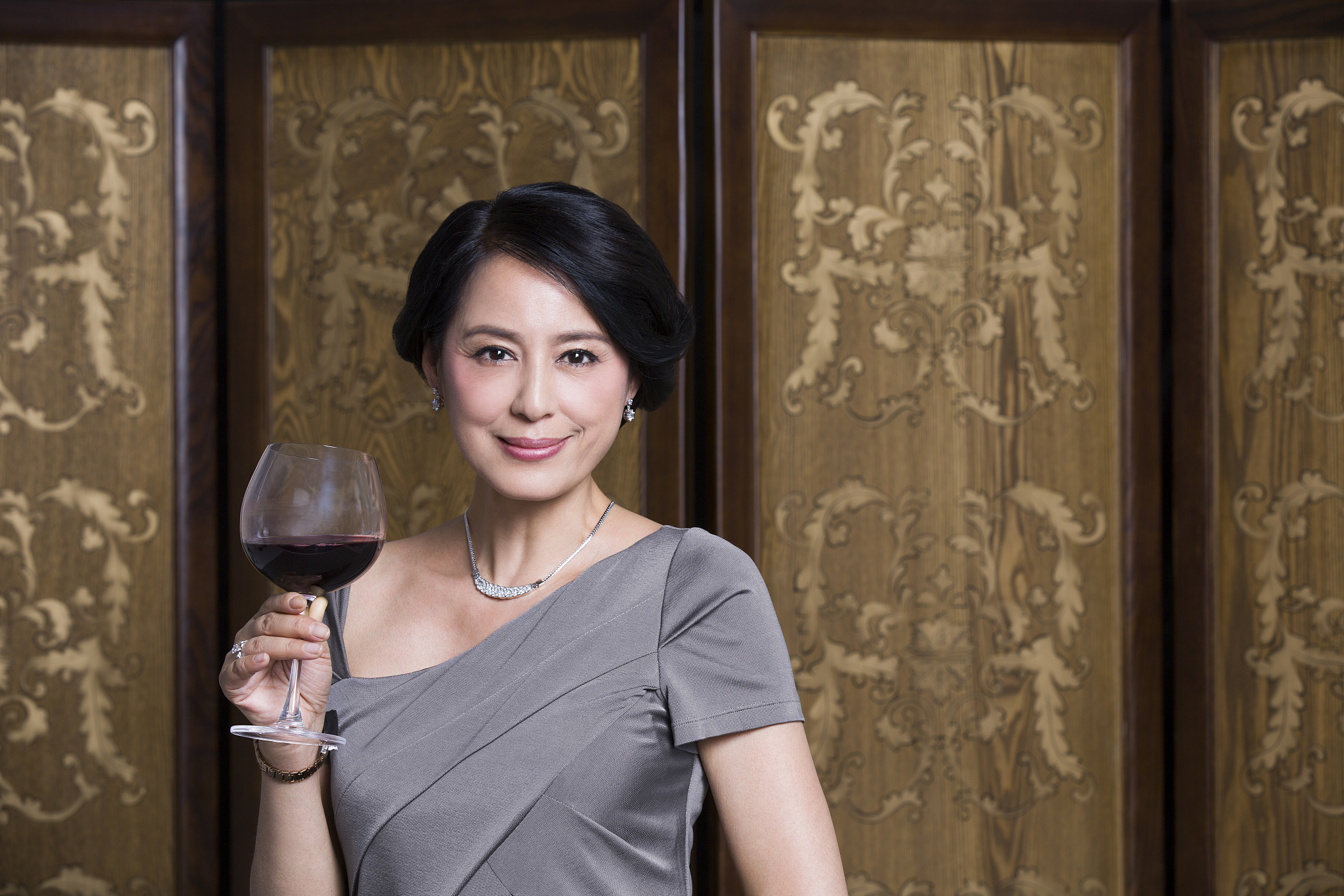 优雅的女士喝红酒