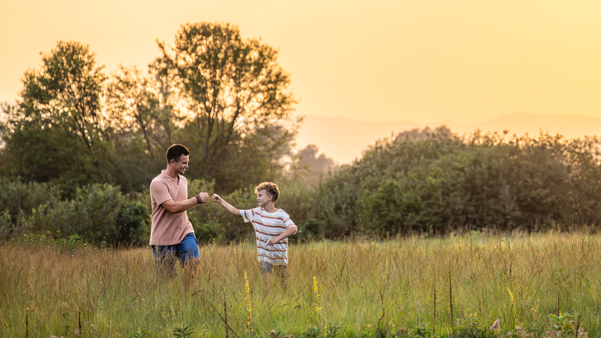 父亲抱着宝宝照片说明
