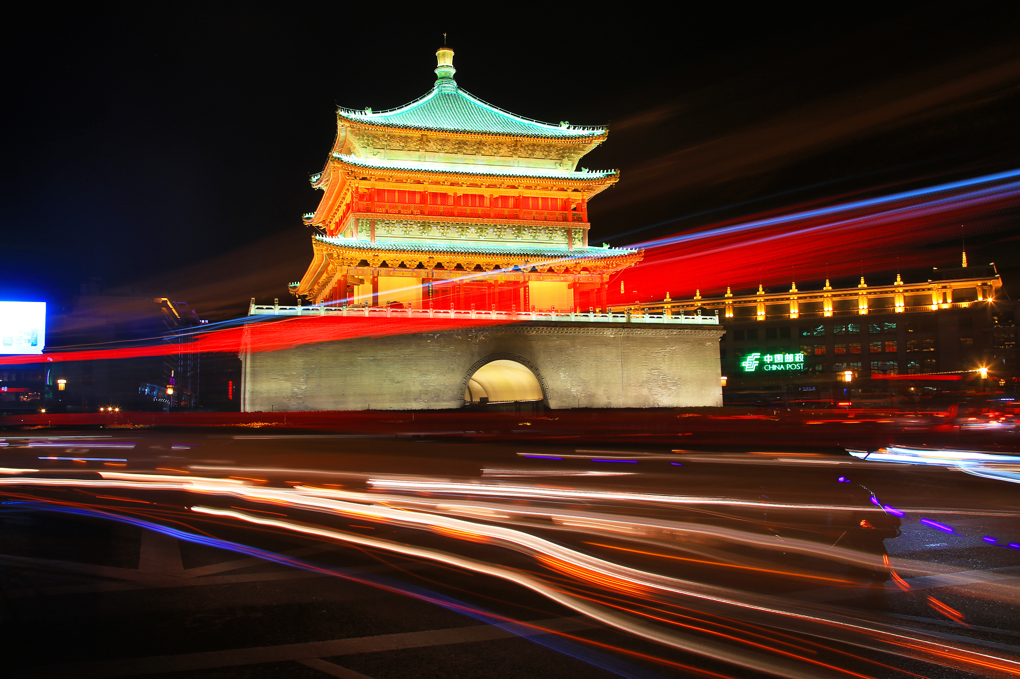 西安地标钟楼汽车尾灯带放射