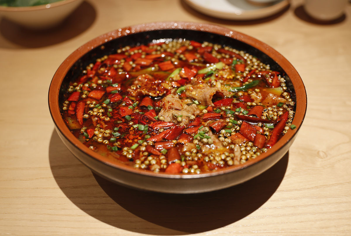 水煮肉片藏头诗：好吃难拒绝，下一口回味无穷